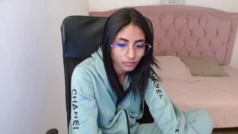 Snapshot of shaneelle chatting on February 18, 6:15 am shanelle online show from February 18, 6:15 am