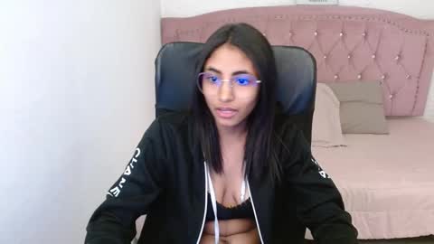 Snapshot of shaneelle chatting on February 19, 6:11 am shanelle online show from February 19, 6:11 am