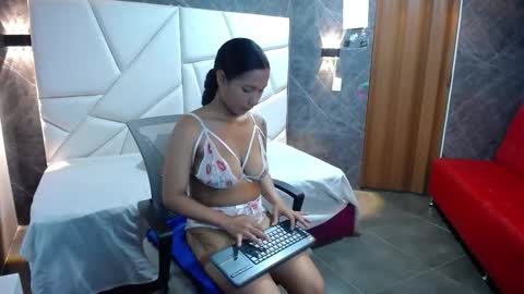 Shanel  online show from March 5, 9:33 pm