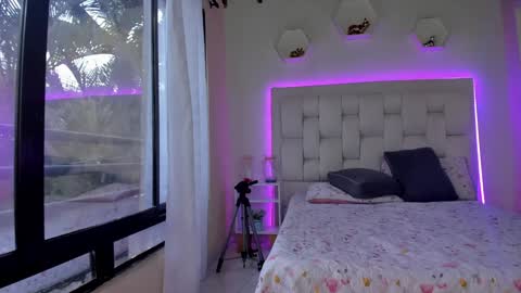 Shana online show from February 4, 1:06 pm