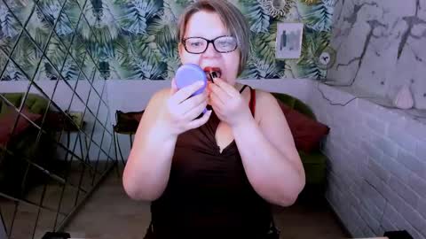 Snapshot of shannonshine chatting on May 1, 4:06 am Shannon online show from May 1, 4:06 am