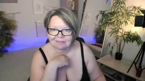 Snapshot of shannonshine chatting on June 7, 7:23 am Shannon online show from June 7, 7:23 am