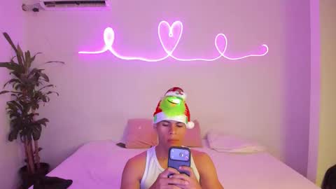 Snapshot of shark_boy21 chatting on November 30, 12:36 am shark_boy21 online show from November 30, 12:36 am