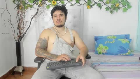 Snapshot of sharkmerlin chatting on October 19, 10:32 pm jhon deibyd online show from October 19, 10:32 pm