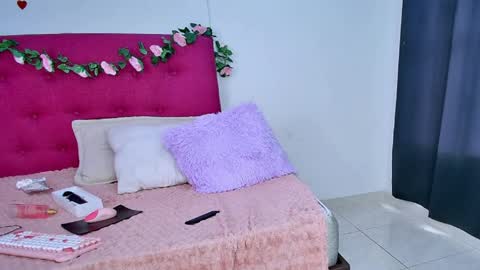 Snapshot of sharlott_3 chatting on June 3, 2:33 pm sharlott_3 online show from June 3, 2:33 pm