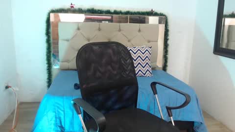 Snapshot of sharlotte__jones chatting on December 10, 3:33 pm Sara online show from December 10, 3:33 pm