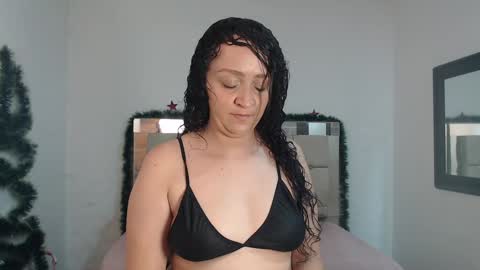 Snapshot of sharlotte__jones chatting on December 28, 3:37 pm Sara online show from December 28, 3:37 pm