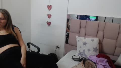 Snapshot of sharlotte__jones chatting on February 17, 3:09 pm Sara online show from February 17, 3:09 pm