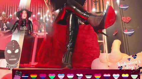 Snapshot of sharoon_gold chatting on February 15, 9:15 pm Your mistress Sharon online show from February 15, 9:15 pm