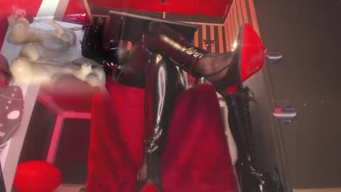 Snapshot of sharoon_gold chatting on March 4, 12:18 am Your mistress Sharon online show from March 4, 12:18 am