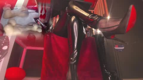 Snapshot of sharoon_gold chatting on March 4, 3:22 am Your mistress Sharon online show from March 4, 3:22 am