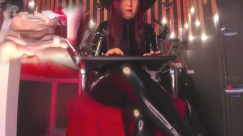 Snapshot of sharoon_gold chatting on March 8, 12:11 am Your mistress Sharon online show from March 8, 12:11 am