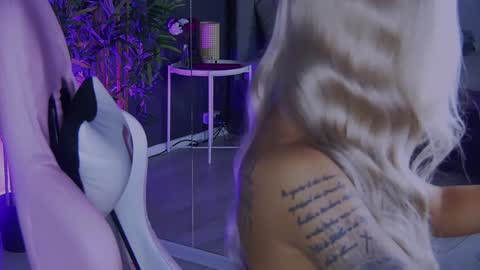 Snapshot of shayblonde chatting on December 19, 11:25 pm shayblonde online show from December 19, 11:25 pm