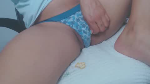 Snapshot of shayna_cute chatting on May 19, 10:38 pm Shayna online show from May 19, 10:38 pm