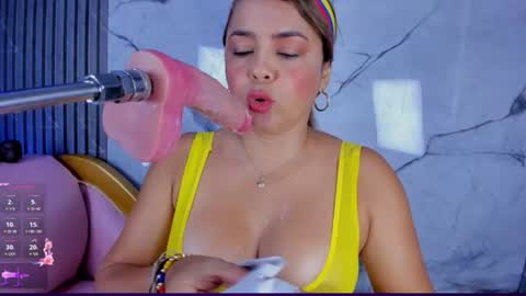 Snapshot of shayra_boobs2 chatting on June 27, 12:22 pm shayra_boobs2 online show from June 27, 12:22 pm