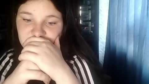 Snapshot of shellydiffley chatting on June 9, 2:17 pm Shelly online show from June 9, 2:17 pm
