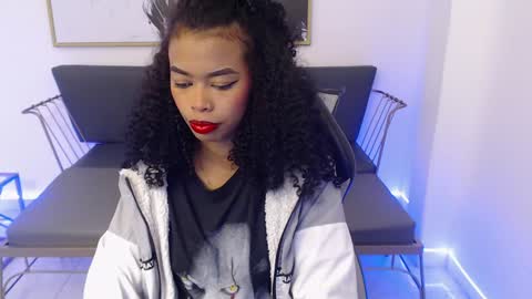 Snapshot of shenna_brunette_ chatting on December 18, 1:34 pm Shenna online show from December 18, 1:34 pm