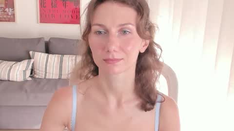 Snapshot of shesleepsnaked chatting on October 15, 9:31 am shesleepsnaked online show from October 15, 9:31 am