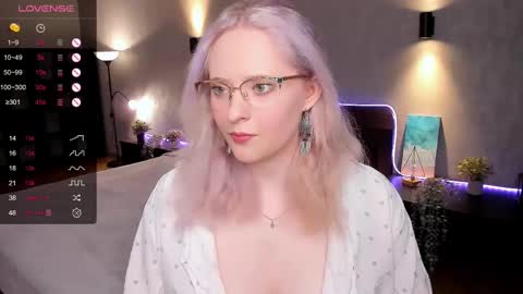 Snapshot of sheslinki chatting on February 9, 7:16 am Hello guys my name is Aemilia online show from February 9, 7:16 am