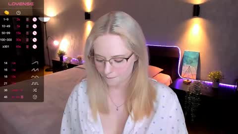 Snapshot of sheslinki chatting on February 18, 9:32 am Hello guys my name is Aemilia online show from February 18, 9:32 am