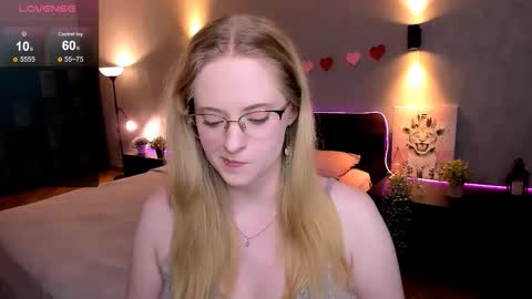Snapshot of sheslinki chatting on September 11, 8:25 am Hello guys my name is Aemilia online show from September 11, 8:25 am