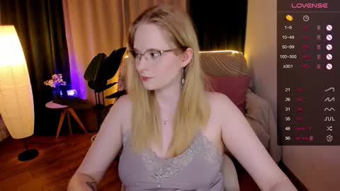 Snapshot of sheslinki chatting on September 12, 8:25 am Hello guys my name is Aemilia online show from September 12, 8:25 am