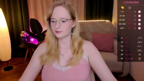 Snapshot of sheslinki chatting on September 23, 8:39 am Hello guys my name is Aemilia online show from September 23, 8:39 am