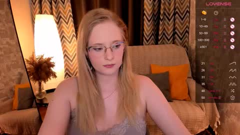 Snapshot of sheslinki chatting on October 6, 8:23 am Hello guys my name is Aemilia online show from October 6, 8:23 am