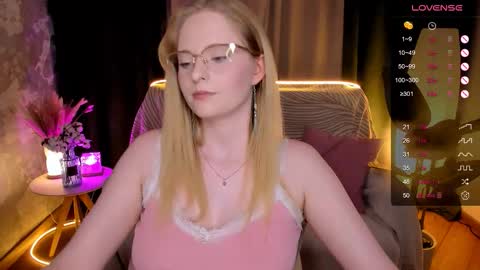 Snapshot of sheslinki chatting on October 15, 8:36 am Hello guys my name is Aemilia online show from October 15, 8:36 am
