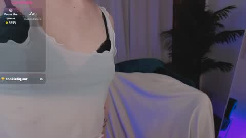 Snapshot of shine_vivi chatting on April 7, 3:23 pm Vivi online show from April 7, 3:23 pm