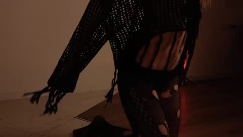 Snapshot of shiningstarrr chatting on January 3, 12:43 am Nika online show from January 3, 12:43 am