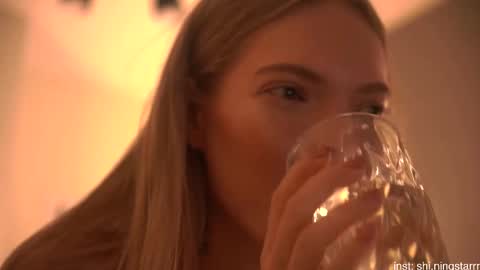 Snapshot of shiningstarrr chatting on February 26, 4:14 am Nika online show from February 26, 4:14 am