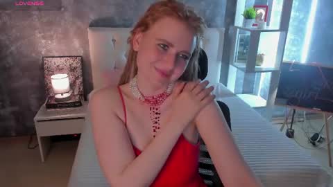 Snapshot of shiny_lisss chatting on June 15, 1:35 pm Lisa online show from June 15, 1:35 pm