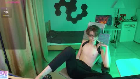 shiromy_ online show from February 5, 5:39 pm