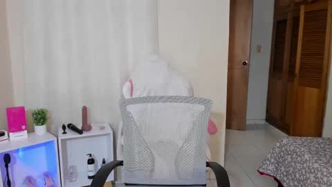 Snapshot of shkendall chatting on February 24, 4:47 pm  kendal  online show from February 24, 4:47 pm