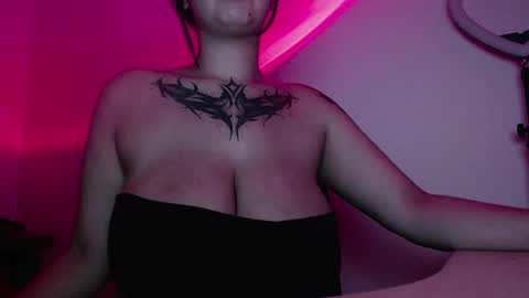 Snapshot of shopie_hank chatting on December 2, 3:15 am Shopie Hank  online show from December 2, 3:15 am