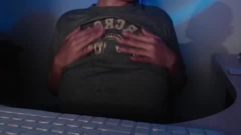 Snapshot of shopie_hank chatting on December 19, 1:28 am Shopie Hank  online show from December 19, 1:28 am