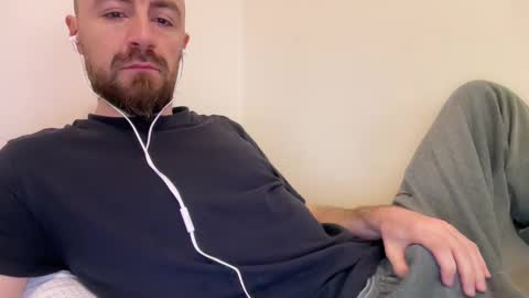 Snapshot of show_jizzness chatting on February 6, 8:18 am show_jizzness online show from February 6, 8:18 am