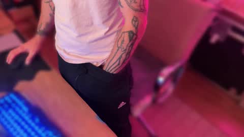 Snapshot of showdowntowne chatting on October 5, 6:23 am RuffClub online show from October 5, 6:23 am