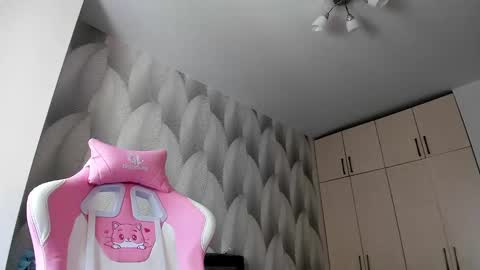 Snapshot of shy_bambiii chatting on February 21, 6:40 am Mika online show from February 21, 6:40 am