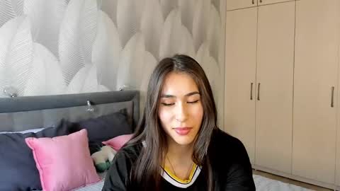 Snapshot of shy_bambiii chatting on February 24, 8:06 am Mika online show from February 24, 8:06 am