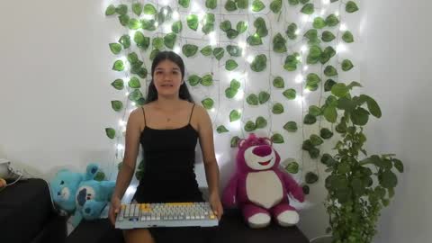 Snapshot of shy_brunnette chatting on May 14, 1:51 pm Canela online show from May 14, 1:51 pm