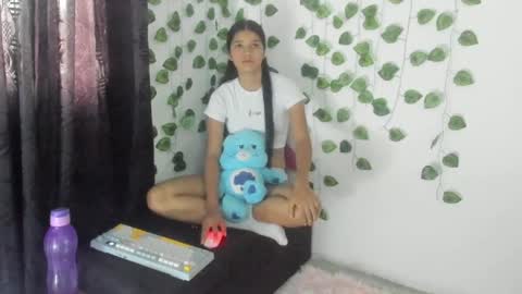 Snapshot of shy_brunnette chatting on May 15, 1:29 pm Canela online show from May 15, 1:29 pm