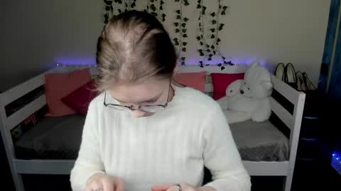 Snapshot of shy_elina01 chatting on October 22, 10:26 am shy_elina01 online show from October 22, 10:26 am