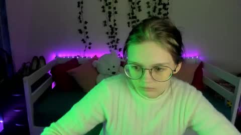 Snapshot of shy_elina01 chatting on October 25, 10:12 am shy_elina01 online show from October 25, 10:12 am