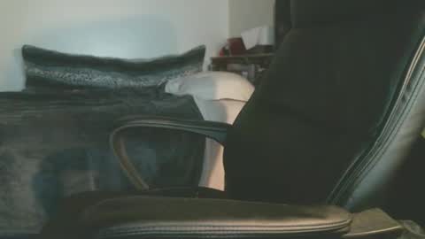 shyboyhugecum2020 online show from February 9, 4:16 am