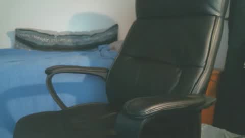 shyboyhugecum2020 online show from April 7, 3:18 am