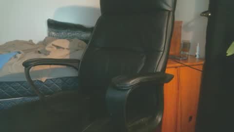 shyboyhugecum2020 online show from April 19, 4:12 am