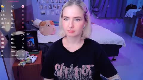 Snapshot of shyfoxxxy chatting on December 1, 4:29 pm Effie online show from December 1, 4:29 pm