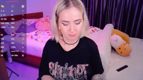 Snapshot of shyfoxxxy chatting on December 4, 6:39 pm Effie online show from December 4, 6:39 pm